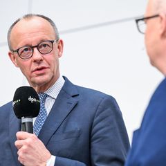 Der Ausgang der Landtagswahlen im Herbst? Derzeit sei ihm anderes wichtiger, sagt Merz. Foto: Annette Riedl/dpa