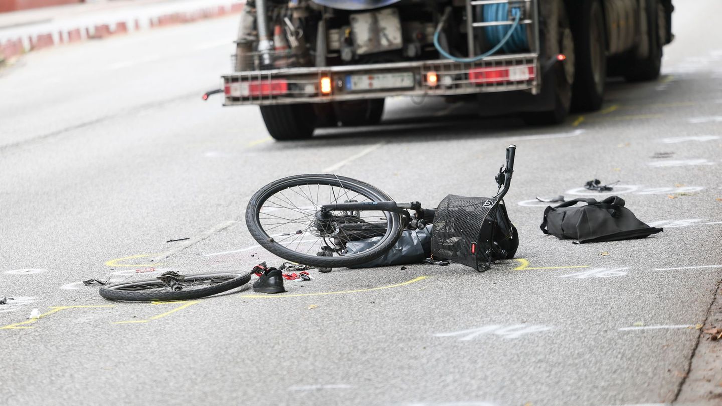 Elf Radfahrer sind im vergangenen Jahr im Hamburger Straßenverkehr ums Leben gekommen. (Archivbild) Foto: Christian Charisius/dp