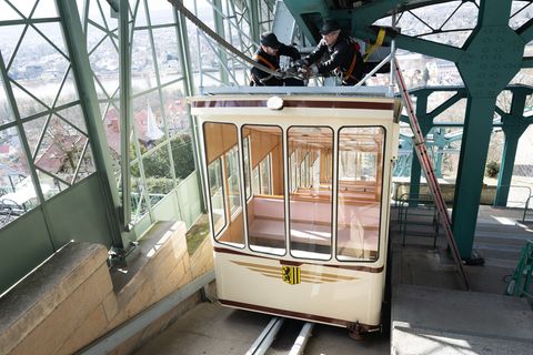 Die Frühjahrsrevision der Dresdner Schwebebahn hat begonnen. Foto: Sebastian Kahnert/dpa