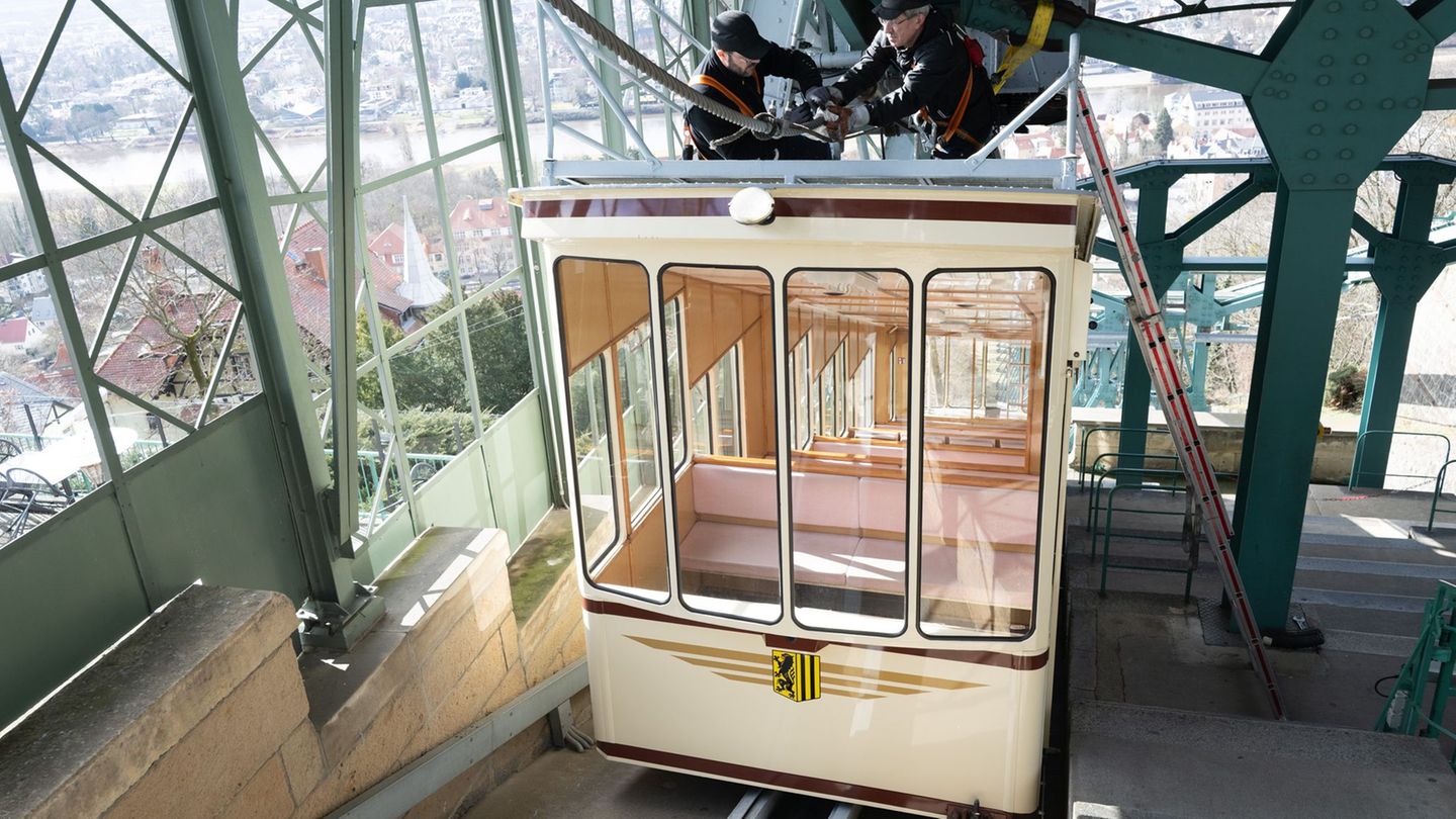Die Frühjahrsrevision der Dresdner Schwebebahn hat begonnen. Foto: Sebastian Kahnert/dpa