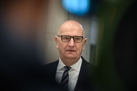 Dietmar Woidke betont die Bedeutung von Schulen als Orte des friedlichen Miteinanders. (Archivbild) Foto: Britta Pedersen/dpa