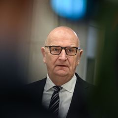 Dietmar Woidke betont die Bedeutung von Schulen als Orte des friedlichen Miteinanders. (Archivbild) Foto: Britta Pedersen/dpa