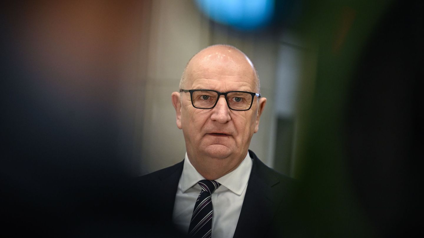 Dietmar Woidke betont die Bedeutung von Schulen als Orte des friedlichen Miteinanders. (Archivbild) Foto: Britta Pedersen/dpa