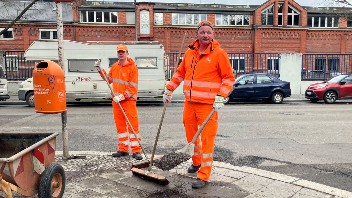 Noch liegt auf vielen Berliner Gehwegen Streusplitt. Foto: Andreas Heimann/dpa
