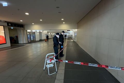 Polizei hat am Hauptbahnhof Würzburg den Tatort mit Flatterband abgesperrt