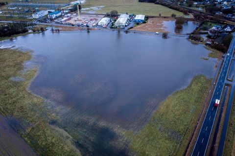Gesperrte Straßen, volle Keller: Tauwetter und Regen hat für viele Einsätze in MV gesorgt. Foto: Jens Büttner/dpa