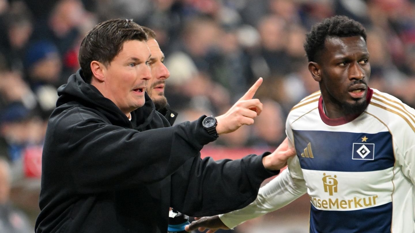 Der HSV im Sondertrikot: Trainer Merlin Polzin und Bakery Jatta in dem Dress. Foto: Torsten Silz/dpa