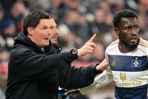 Der HSV im Sondertrikot: Trainer Merlin Polzin und Bakery Jatta in dem Dress. Foto: Torsten Silz/dpa