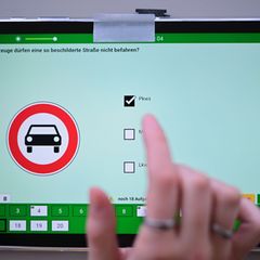 In Gotha hat eine Frau versucht, bei ihrer Führerscheinprüfung zu betrügen. (Symbolbild) Foto: Sebastian Gollnow/dpa