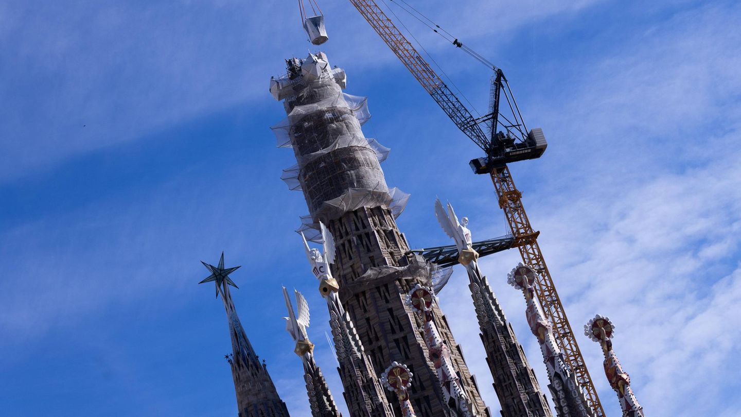 Sagrada Família : Riesiges Kreuz aus Deutschland krönt höchste Kirche der Welt