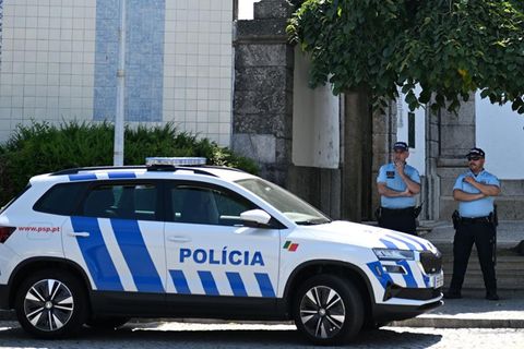 Polizisten stehen vor einer Kapelle nahe Porto in Portugal
