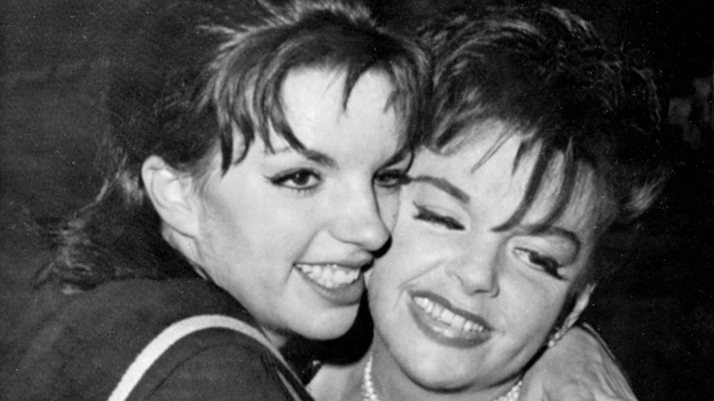 Liza Minnelli nach der Premiere von „Flora The Red Menace“ mit ihrer Mutter