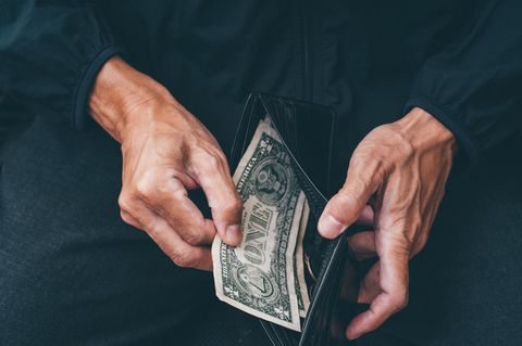 Hände mit einer Dollar-Note in der Hand: Die Inflation bleibt die große Sorge vieler Menschen in den USA