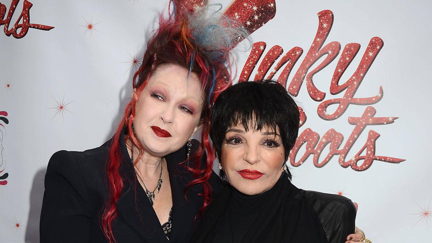 Liza Minnelli mit Gesangspartnerin Cyndi Lauper