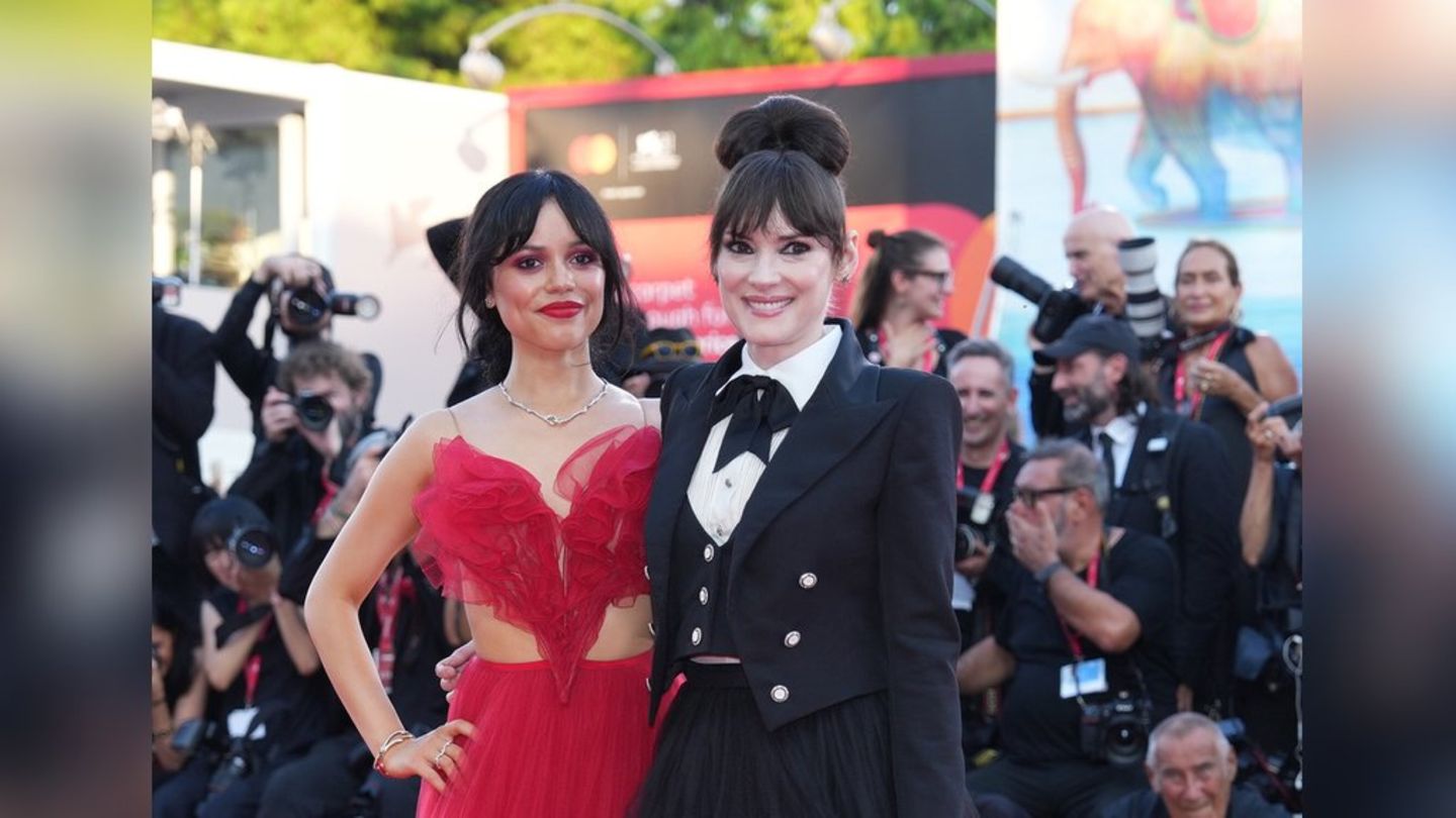 Bald wiedervereint vor der Kamera: Winona Ryder (r.) und Jenna Ortega bei der Premiere von "Beetlejuice Beetlejuice".