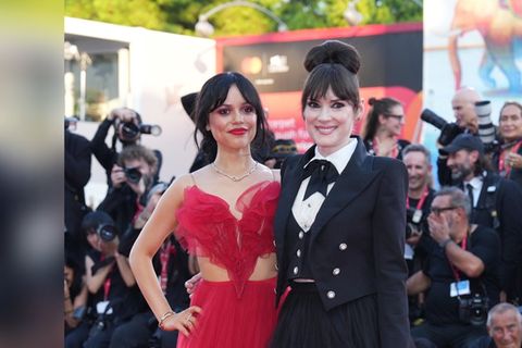 Bald wiedervereint vor der Kamera: Winona Ryder (r.) und Jenna Ortega bei der Premiere von "Beetlejuice Beetlejuice".