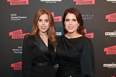 Andrews Töchter Beatrice und Eugenie in schwarzen Abendkleidern