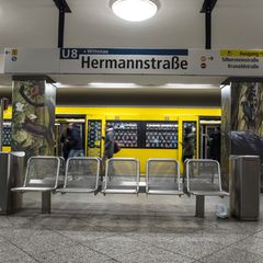 Zu dem brutalen Angriff kam es im Berliner U- und S-Bahnhof Hermannstraße. (Symbolbild) Foto: picture alliance / Paul Zinken/dpa