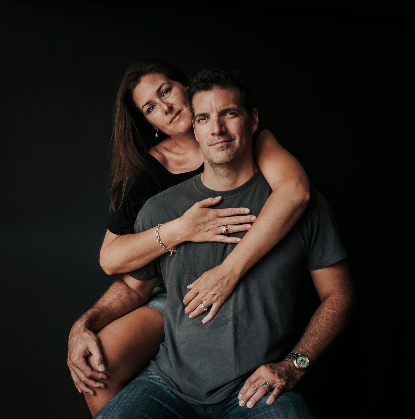 Berührung: eien Frau umarmt einen Mann von hinten