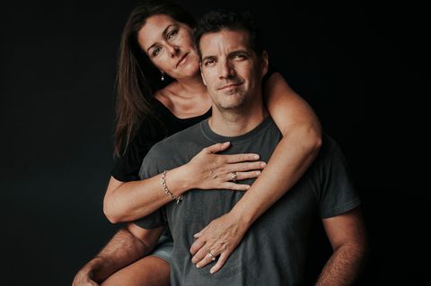 Berührung: eien Frau umarmt einen Mann von hinten