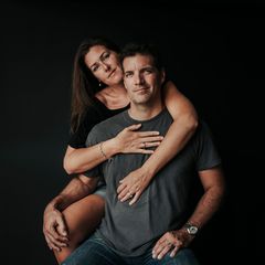 Berührung: eien Frau umarmt einen Mann von hinten