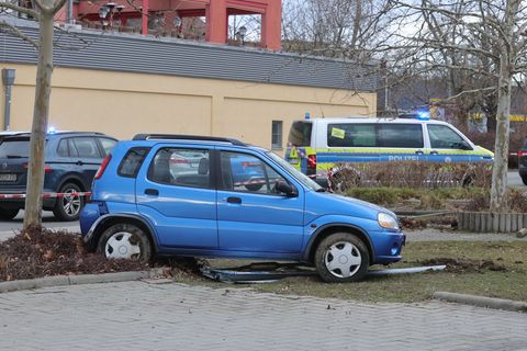 Eine Seniorin hat beim Ausparken zwei Fußgänger überrollt. Foto: Bodo Schackow/dpa