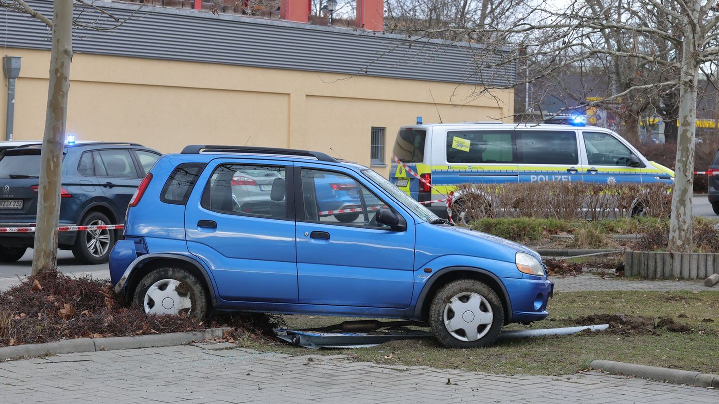 Eine Seniorin hat beim Ausparken zwei Fußgänger überrollt. Foto: Bodo Schackow/dpa