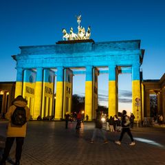 Wie schon 2022 soll das Brandenburger Tor auch vier Jahre nach Kriegsbeginn in den Farben der Ukraine angestrahlt werden. (Archi
