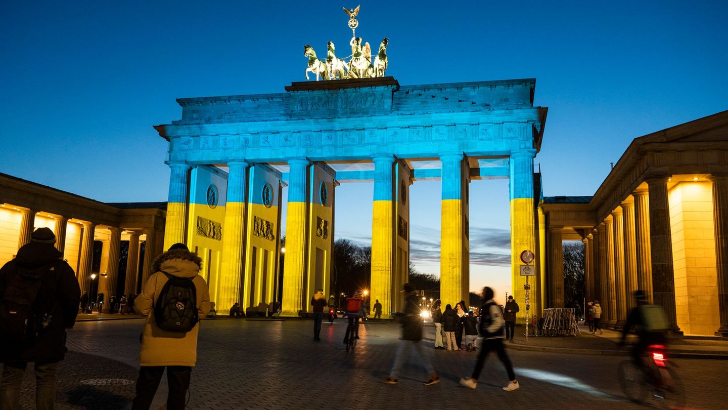 Wie schon 2022 soll das Brandenburger Tor auch vier Jahre nach Kriegsbeginn in den Farben der Ukraine angestrahlt werden. (Archi