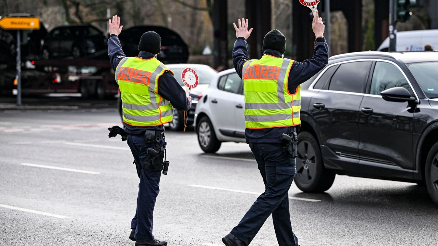 Junge Polizisten in der Ausbildung: Selbstsicheres und souveränes Auftreten ist wichtig. Foto: Jens Kalaene/dpa