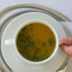 Brühe in einer Suppenschüssel