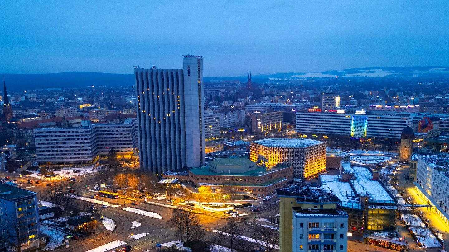 Das Chemnitzer Congress Hotel prägt seit den 1970er Jahren das Stadtbild. Doch hat das rund 100 Meter hohe Gebäude eine Zukunft