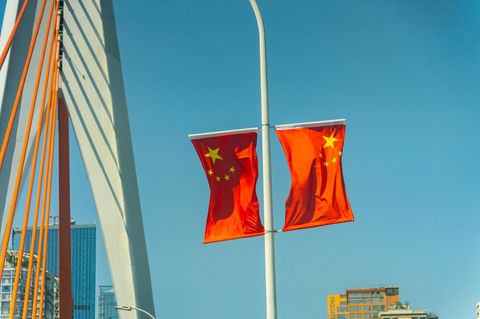 Die chinesische Flagge weht im Wind