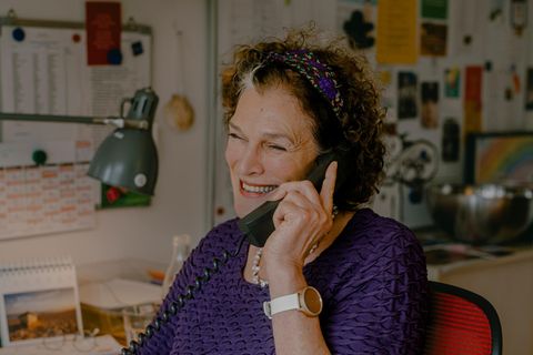 Telefonseelsorgerin Birgit Kärgel am Telefon