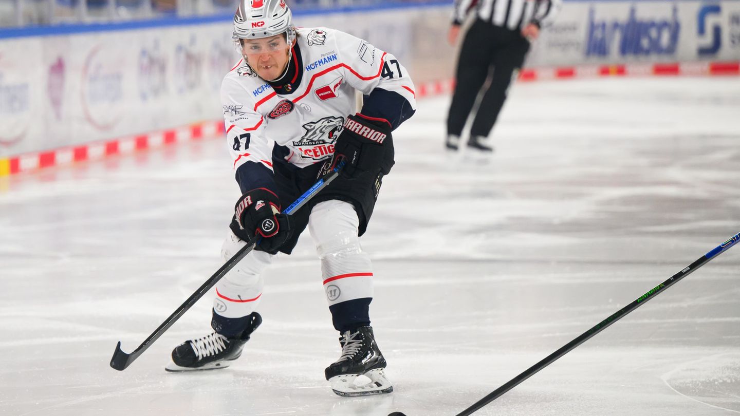 Owen Headrick bleibt ein Ice Tiger. (Archivbild) Foto: Robert Michael/dpa