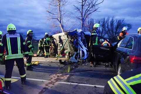 Bei einem Unfall nahe Büttelborn sind am Abend zwei Personen verletzt worden. Foto: Marc Schüler/dpa