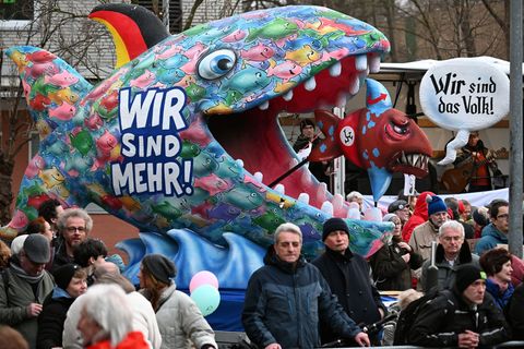Auch mit einer Anti-AfD-Plastik des Düsseldorfer Karnevalswagenbauers Jacques Tilly wurde im Stadtteil Garath gegen einen Auftri