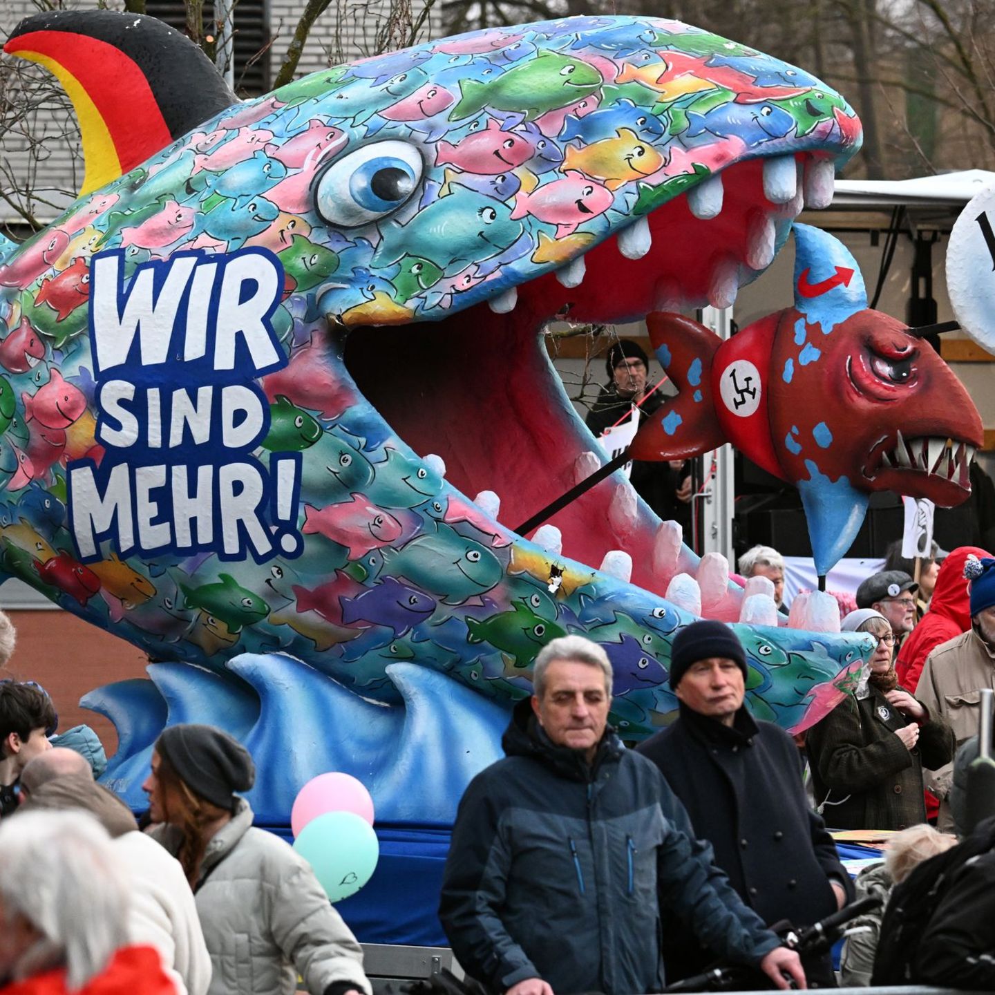 Auch mit einer Anti-AfD-Plastik des Düsseldorfer Karnevalswagenbauers Jacques Tilly wurde im Stadtteil Garath gegen einen Auftri