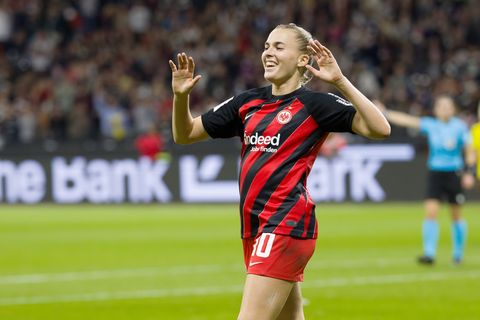 Laura Freigang bringt Eintracht Frankfurt gegen Freiburg in Führung. Foto: Jürgen Kessler/dpa