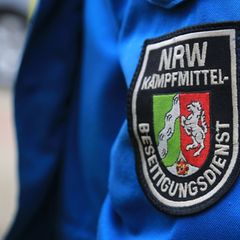 Experten der Kampfmittelbeseitigung müssen die alte Weltkriegsbombe unschädlich machen. (Symbolbild) Foto: Marcel Kusch/dpa