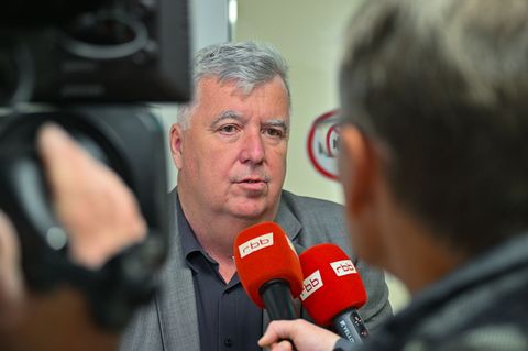 "Wir haben sofort reagiert, weil ja auch die Stichwahl ansteht", sagte der für Strausberg zuständige Landrat Gernot Schmidt (SPD