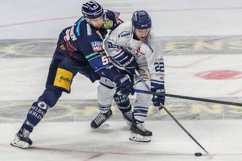 Mike Connolly (r) beendet im Sommer seine Karriere. (Archivbild) Foto: Andreas Gora/dpa