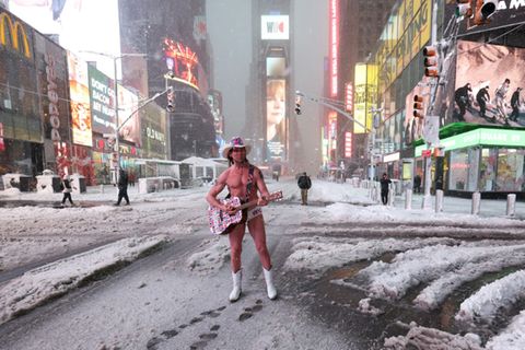 Der Musiker Naked Cowboy auf dem Times Square