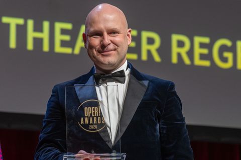Der Intendant des Theaters Regensburg, Sebastian Ritschel, hat den "Oper! Award" als das "Beste Opernhaus des Jahres" entgegenge