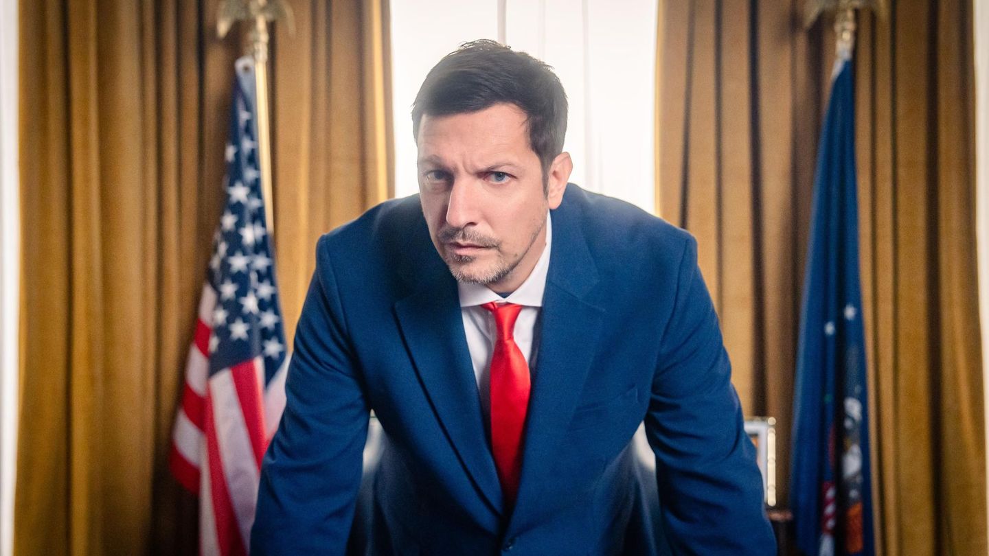 Ein Jahr nach Beginn der zweiten US-Präsidentschaft Donald Trumps blickt der Film "Thilo Mischke. Trump – The greatest Realityshow" vor Ort auf die Veränderungen in den USA. Der preisgekrönte Reporter trifft Anhänger und Kritiker des Präsidenten und seiner MAGA-Bewegung.