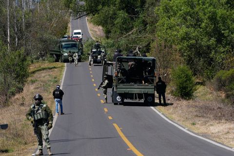 Nach dem Gewaltausbruch in Mexiko räumen Soldaten die von Bandenmitgliedern eingerichteten Straßensperren. Foto: Marco Ugarte/AP
