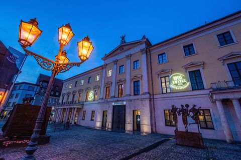 Der "Oper! Award" für das beste Opernhaus geht an das Theater Regensburg. Foto: Armin Weigel/dpa