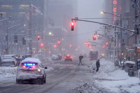 Schneemassen legten am Montag weite Teile New Yorks und der US-Ostküste lahm. Foto: Seth Wenig/AP/dpa