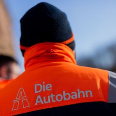 Autobahn-Beschäftigte in NRW - ein Teil von ihnen wird am Dienstag die Arbeit niederlegen. Foto: Rolf Vennenbernd/dpa