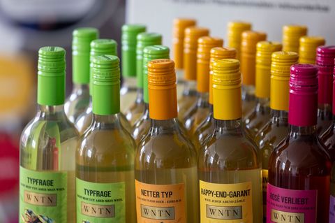 Winzer suchen auch bei der Verpackung nach neuen Wegen. Foto: Helmut Fricke/dpa
